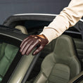 Charger l'image dans la visionneuse de la galerie, Gants de conduite porsche en cuir fin marron édition limitée The Gloved Driver - La Main De l'Homme