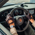 Charger l'image dans la visionneuse de la galerie, Gants de conduite de luxe au volant d'une porsche intérieur gris - La Main De l'Homme