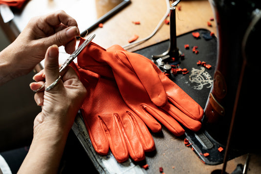 L'Art de l'Artisanat : Comment sont Fabriqués nos Gants en Cuir ?