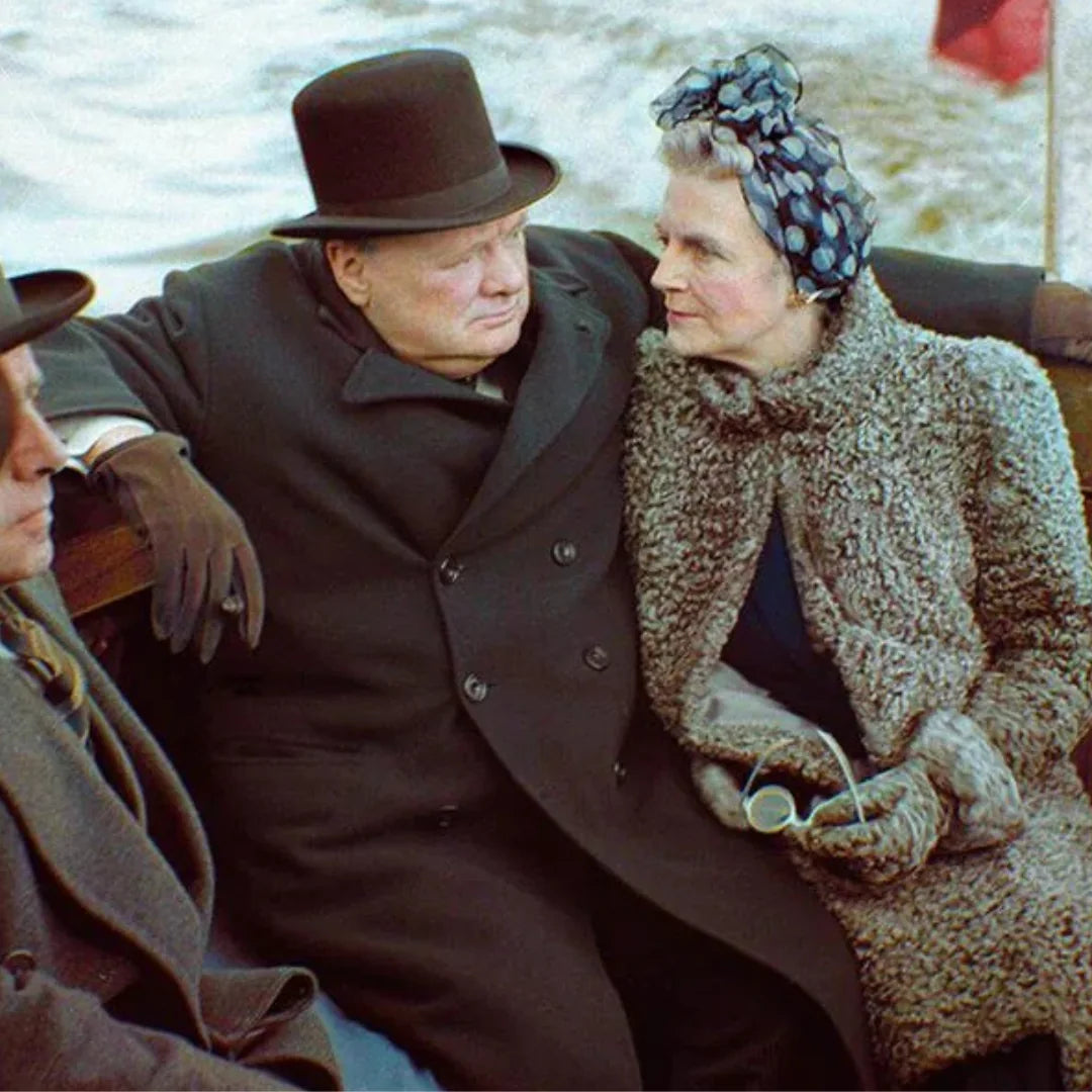 winston churchill portant des gants en cuir, un chapeau melon et une veste de costume en bateau - La Main De l'Homme