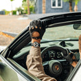 Charger l'image dans la visionneuse de la galerie, Gants de conduite porsche en cuir fin marron The Gloved Driver - La Main De l'Homme
