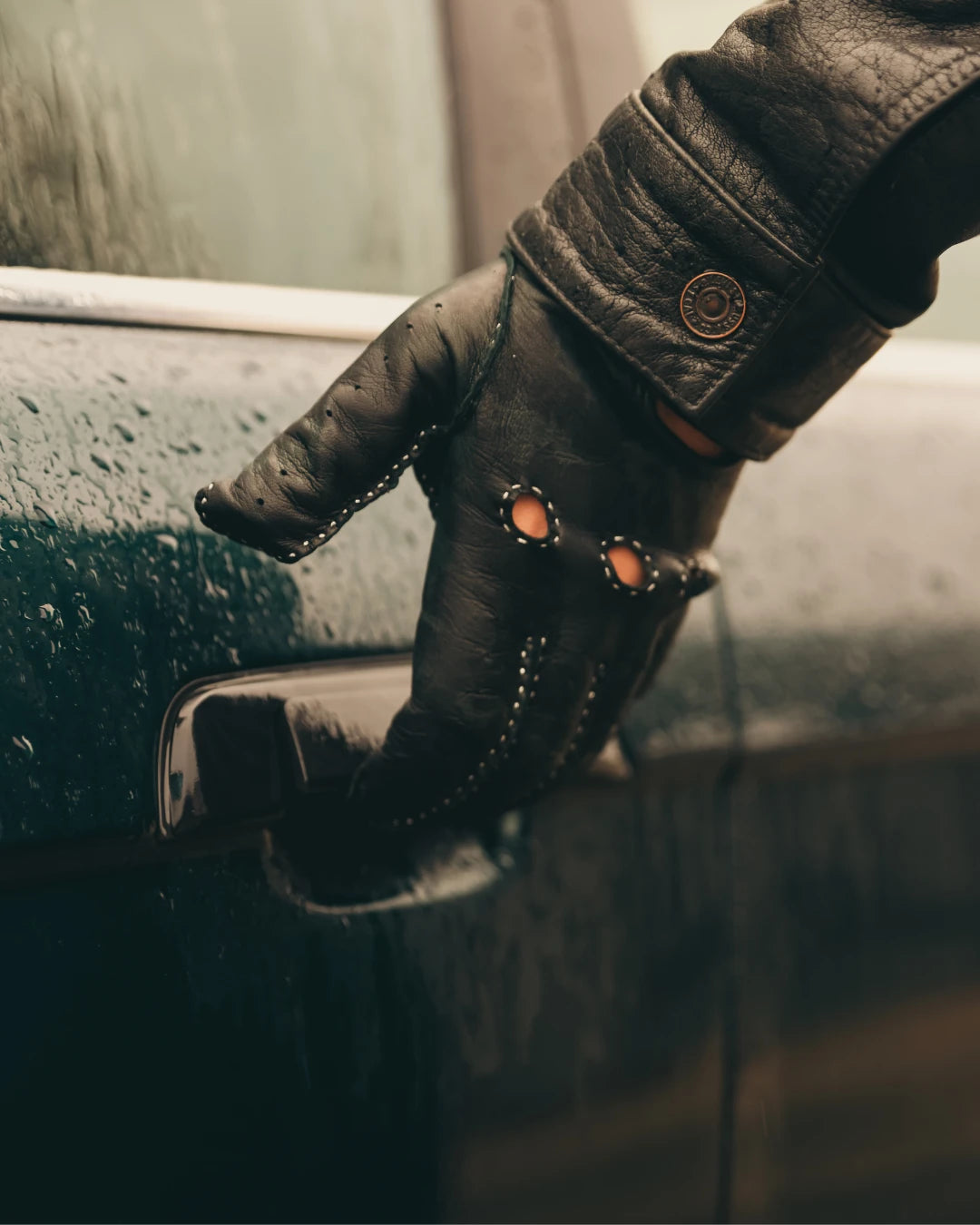 Gants de conduite personnalisés couleur vert oxford BMW surpiqûres argent portés par le bon tony ouvrant la portière d'une BMW - avis client La Main De l'Homme