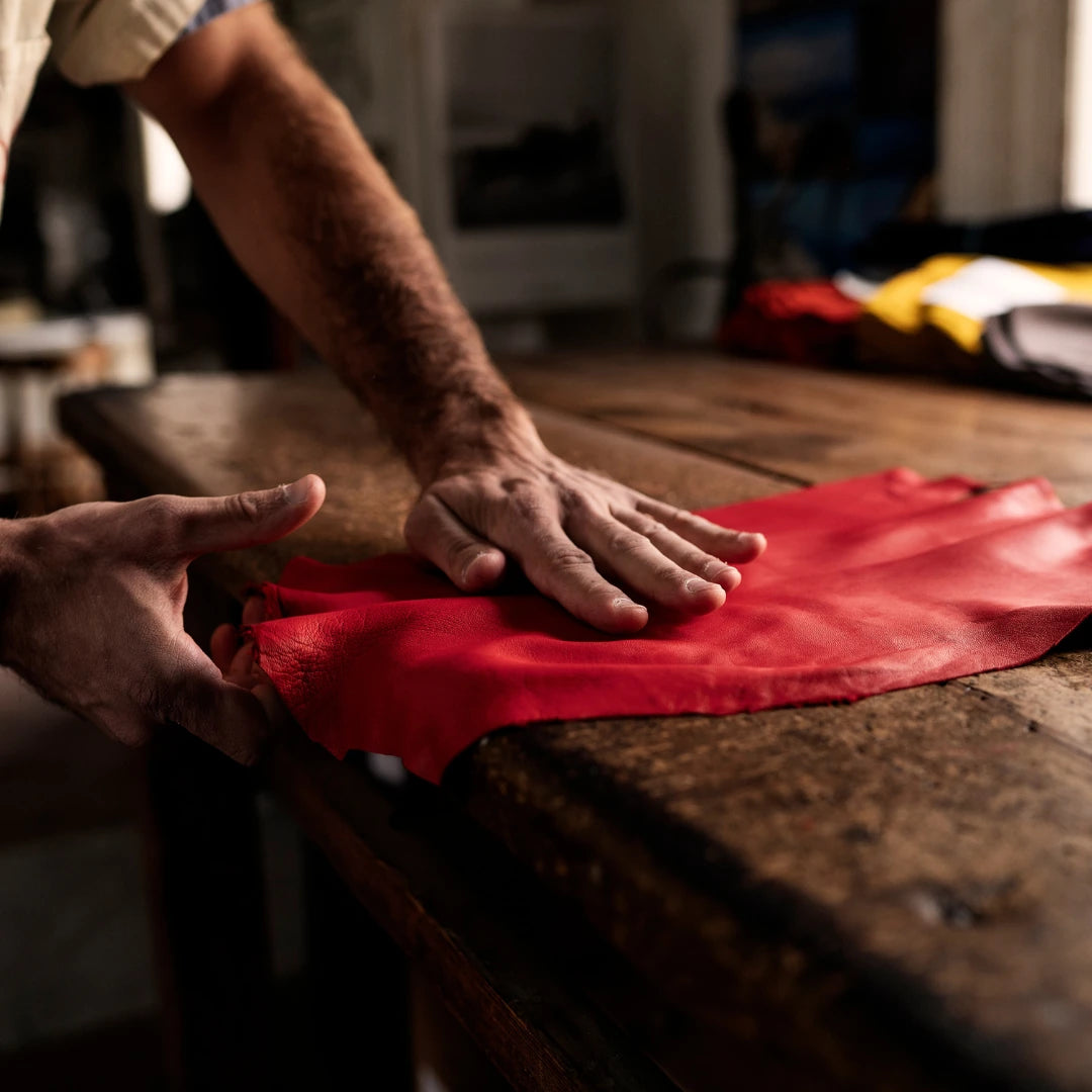 artisan gantier maniant le cuir d'agneau pour lui transférer souplesse et finesse - La Main De l'Homme