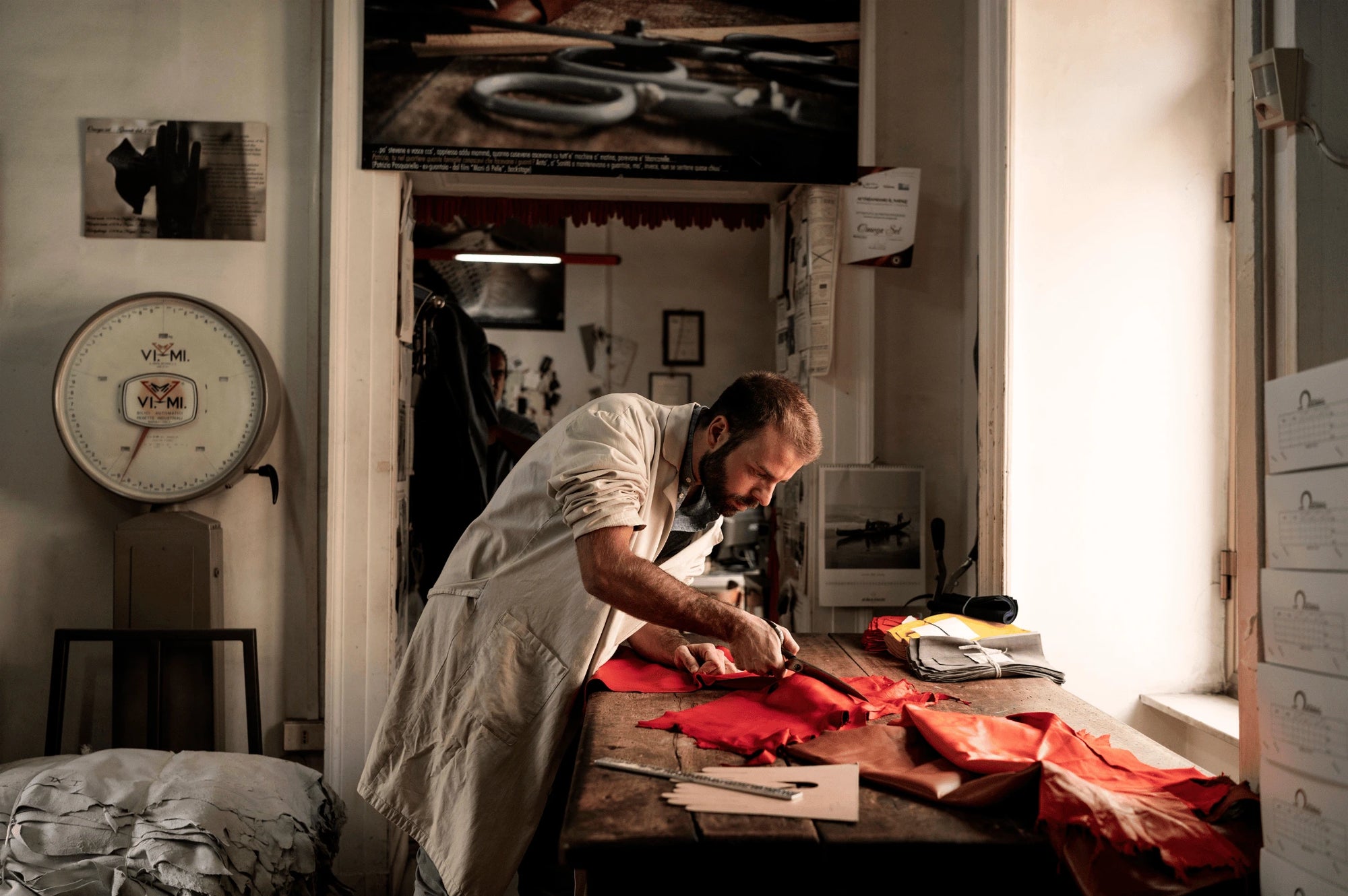 artisan du cuir confection de gants de conduite en cuir de luxe et artisanal fait à la main - La Main De l'Homme