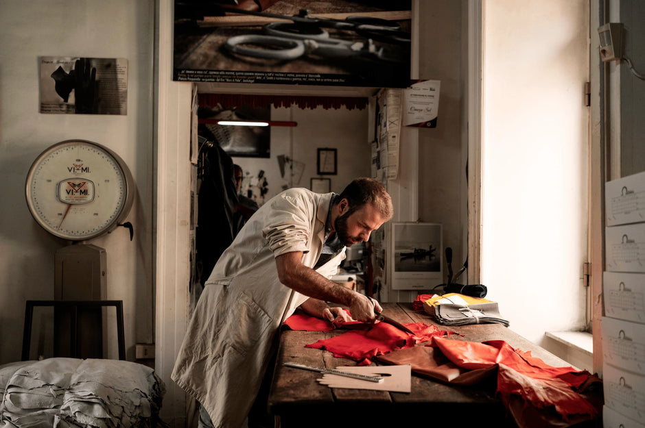 artisan du cuir confection de gants de conduite en cuir de luxe et artisanal fait à la main - La Main De l'Homme