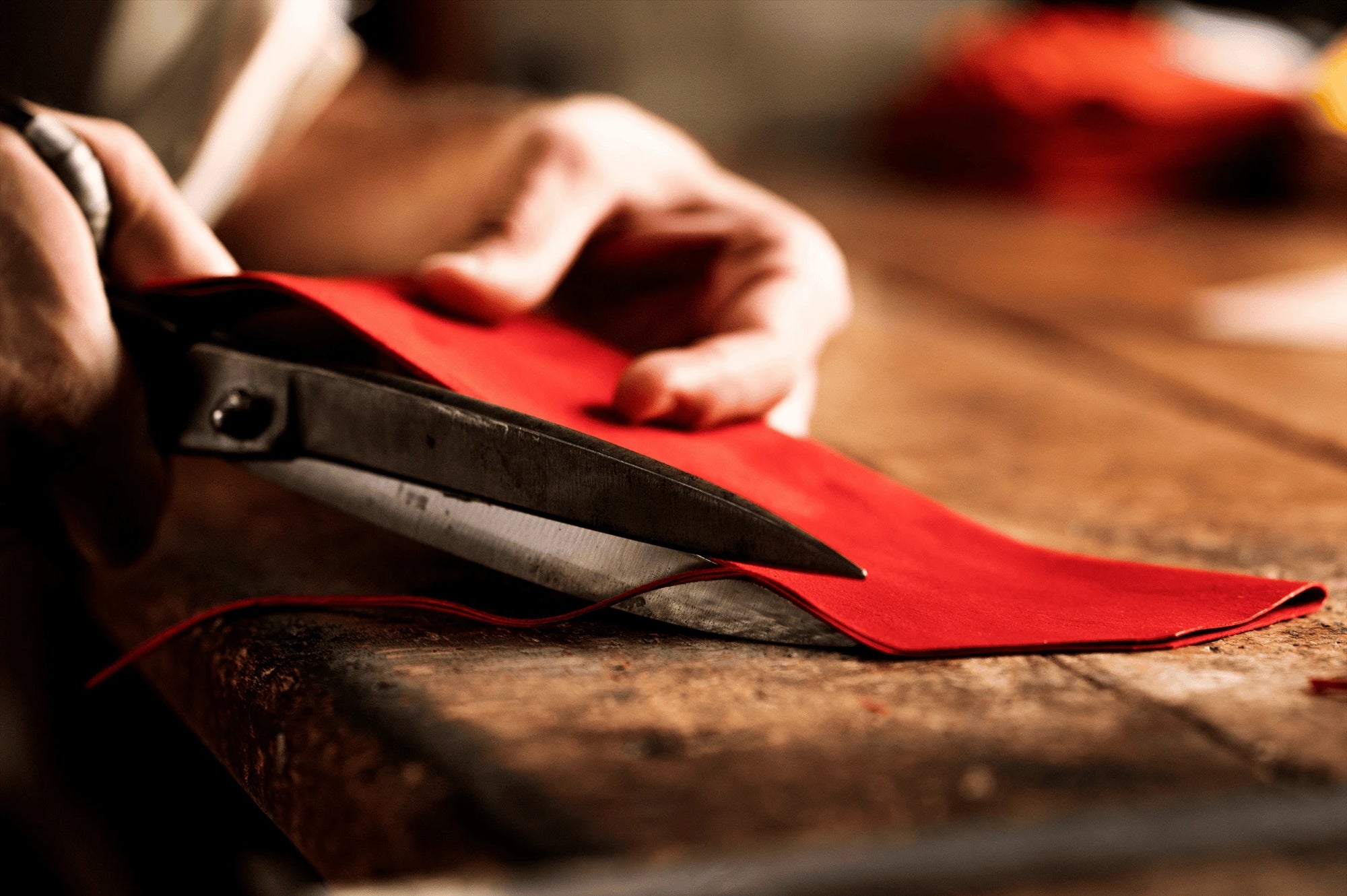 Découpe de cuir d'agneau ultra fin par un artisan expert des gants de conduite de luxe - La Main De l'Homme