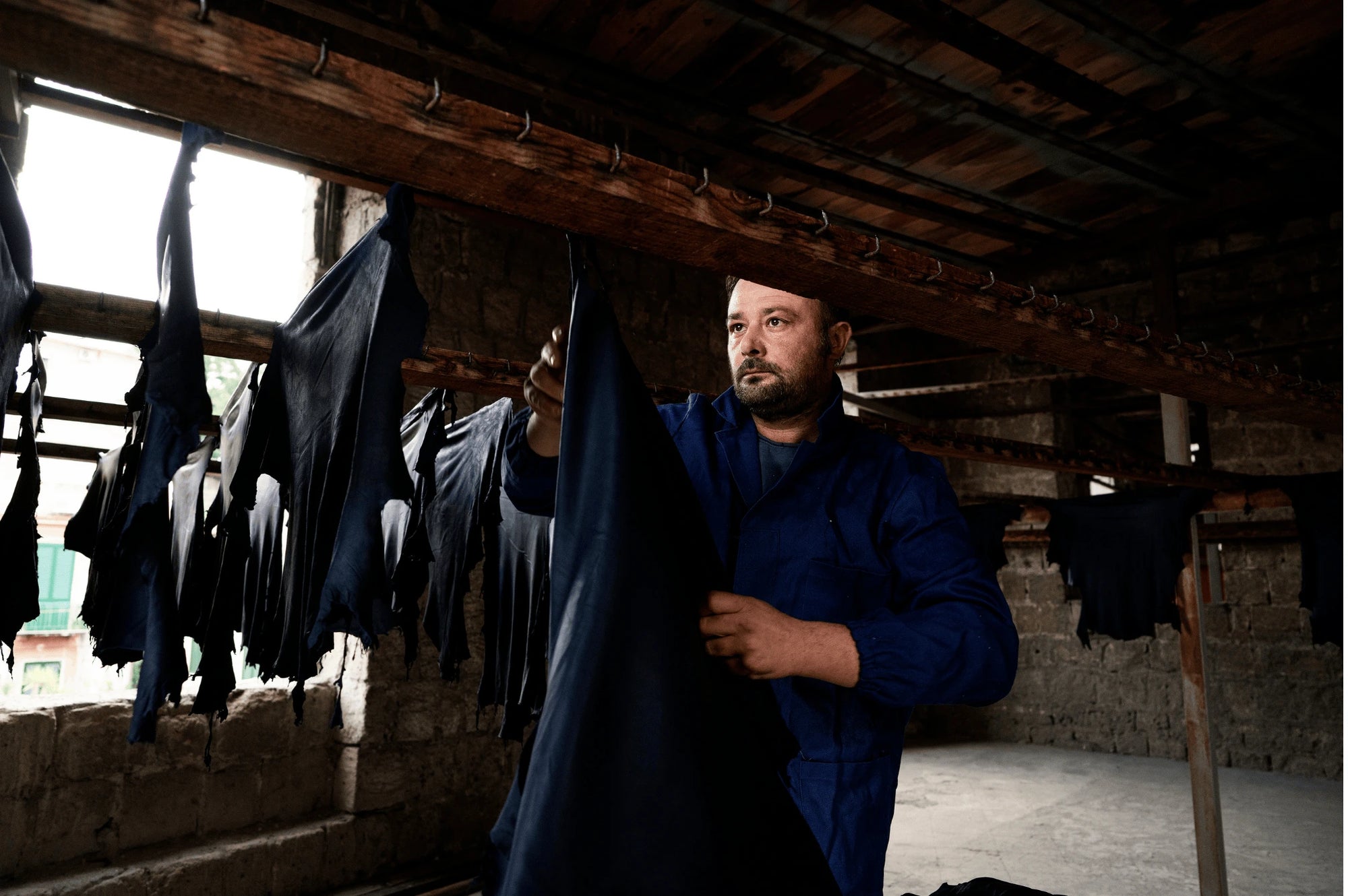 cuir d'agneau fin tanné et mit à sécher destiné à la confection de nos gants de conduite de luxe - La Main De l'Homme