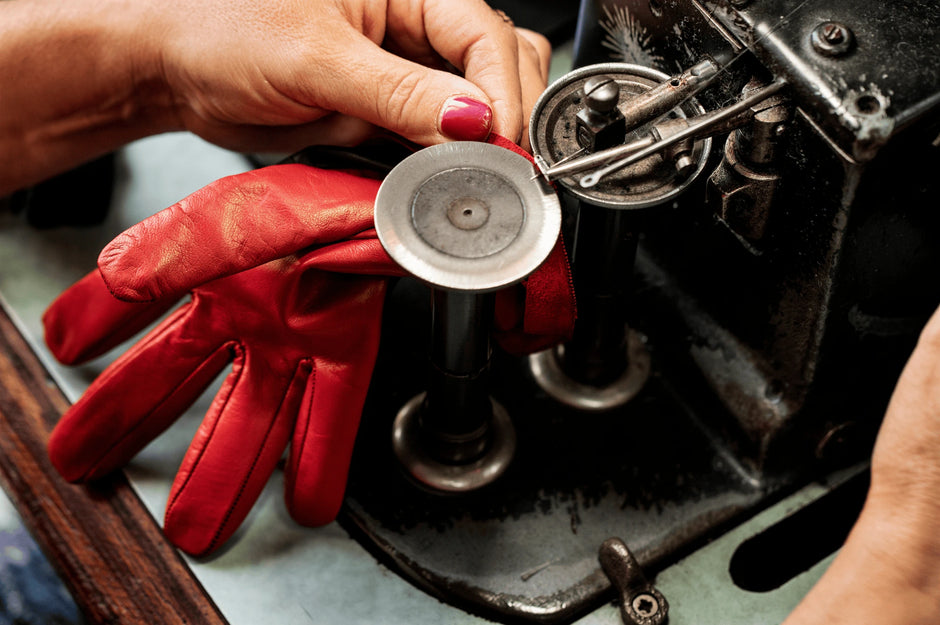 confection de gant de conduite pour femme artisanal couture machine d'époque - La Main De l'Homme