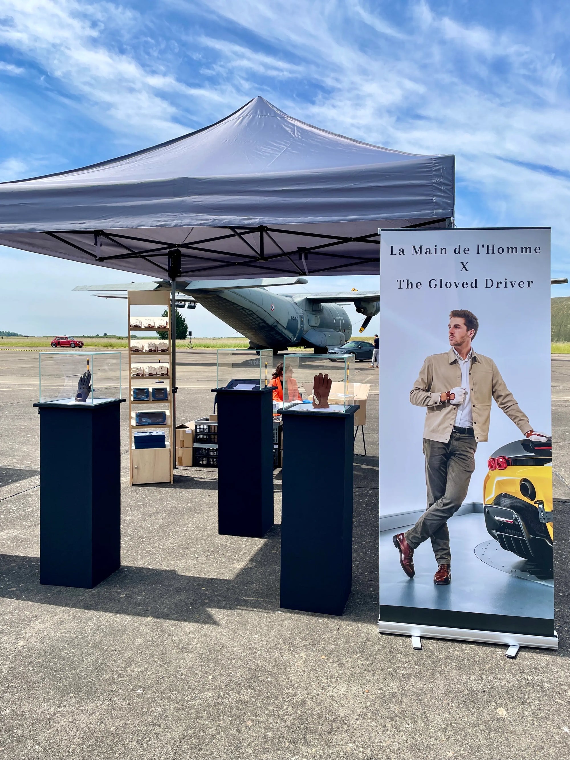 stand de gant de conduite La Main De l'Homme x The Gloved Driver à l'évènement carsup présentant les modèles Targa et Roadster en collaboration avec The Gloved Driver