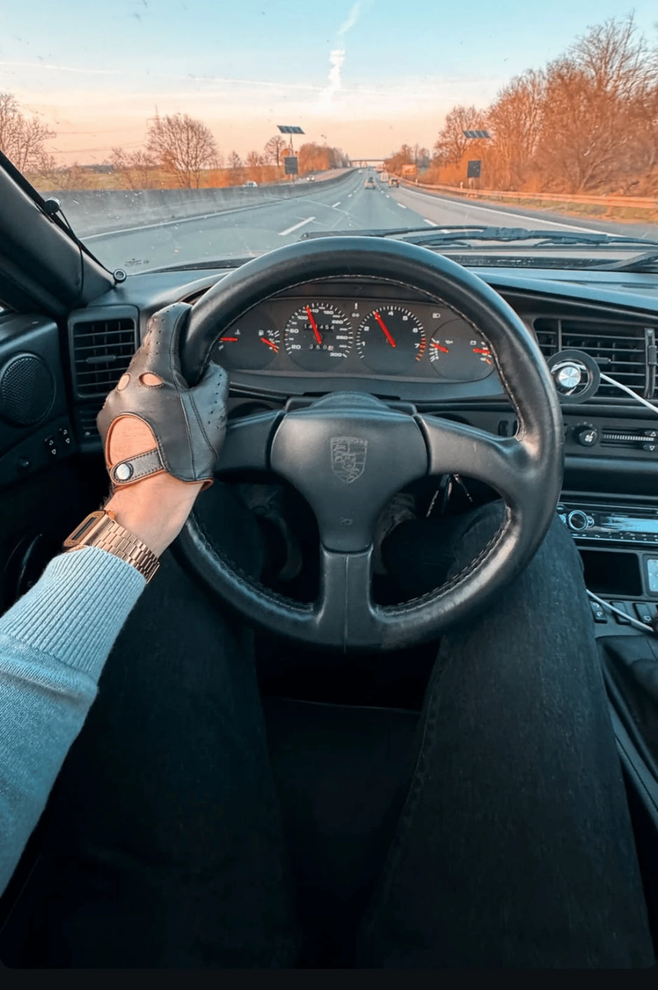 gants de conduite targa portés par erwan the gloved driver au volant d'une porsche rétro sur route ensoleillée pour passionné automobile - La Main De l'Homme