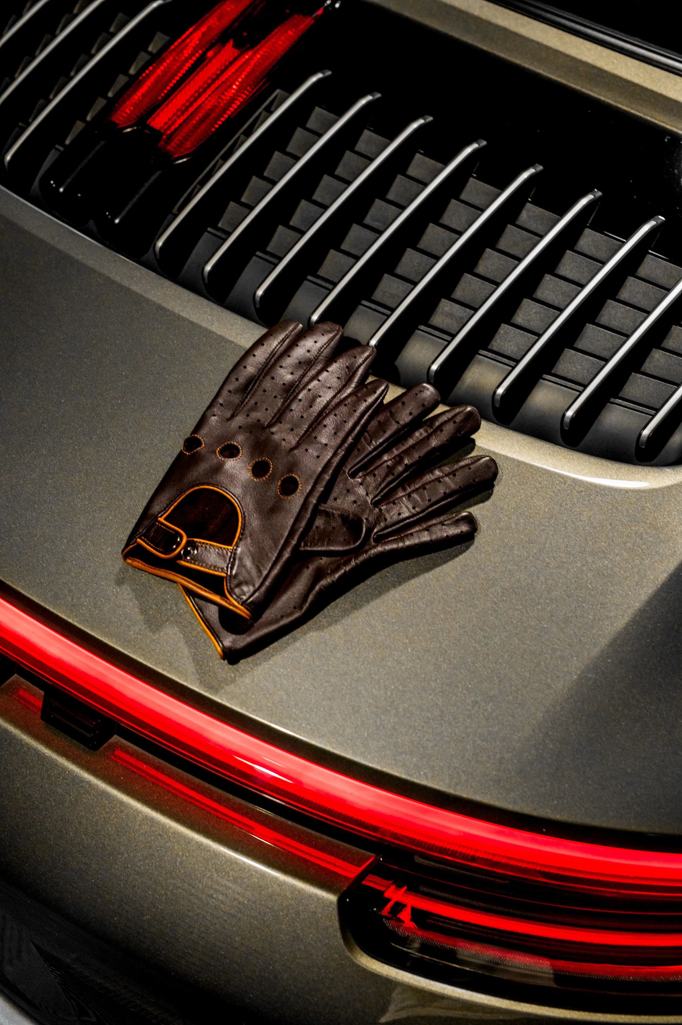 Gants de conduite porsche de luxe marron en cuir fin  La Main De l'Homme