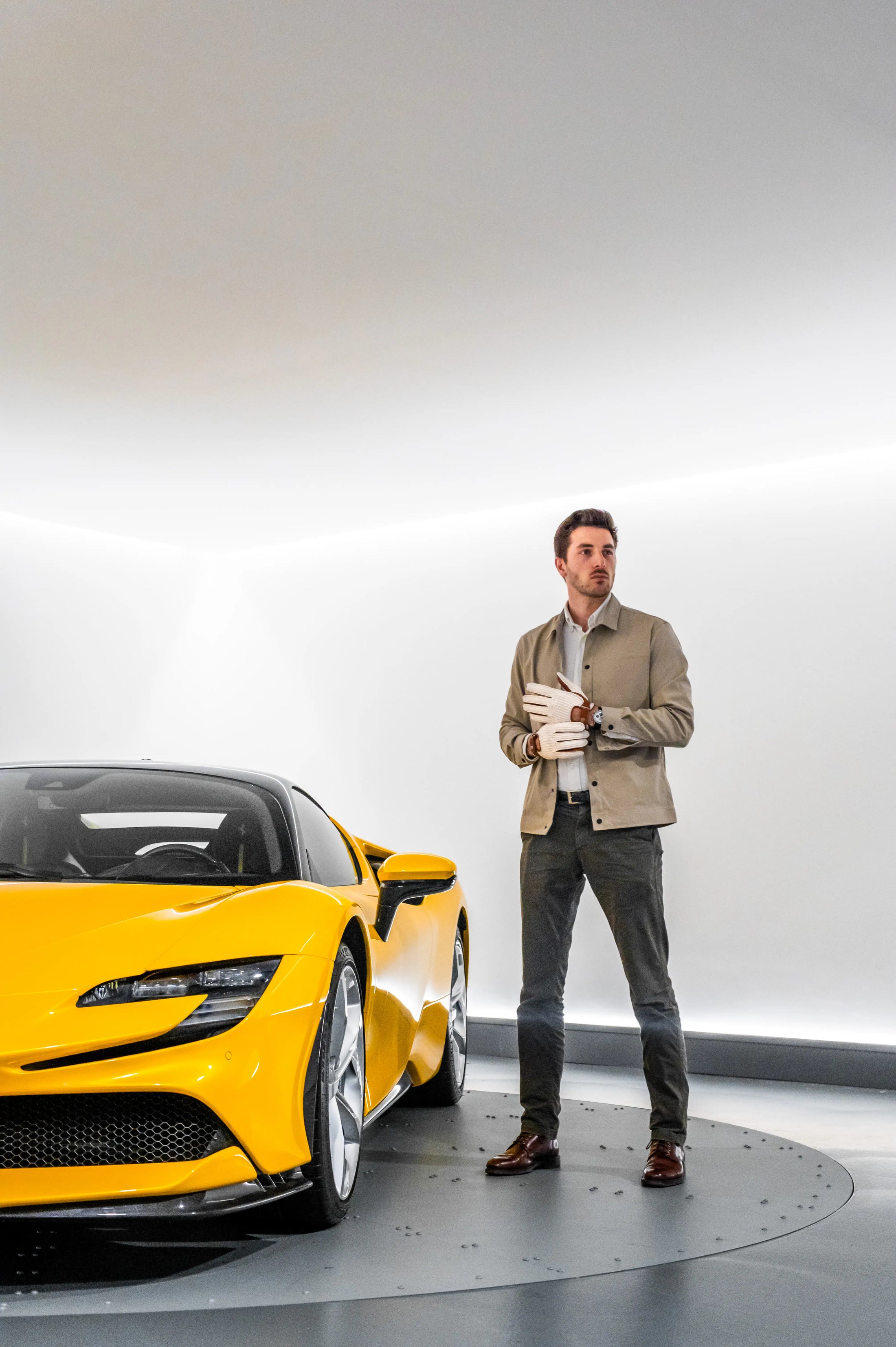 The Gloved Driver ferrari jaune face avant gants de conduite en crochet