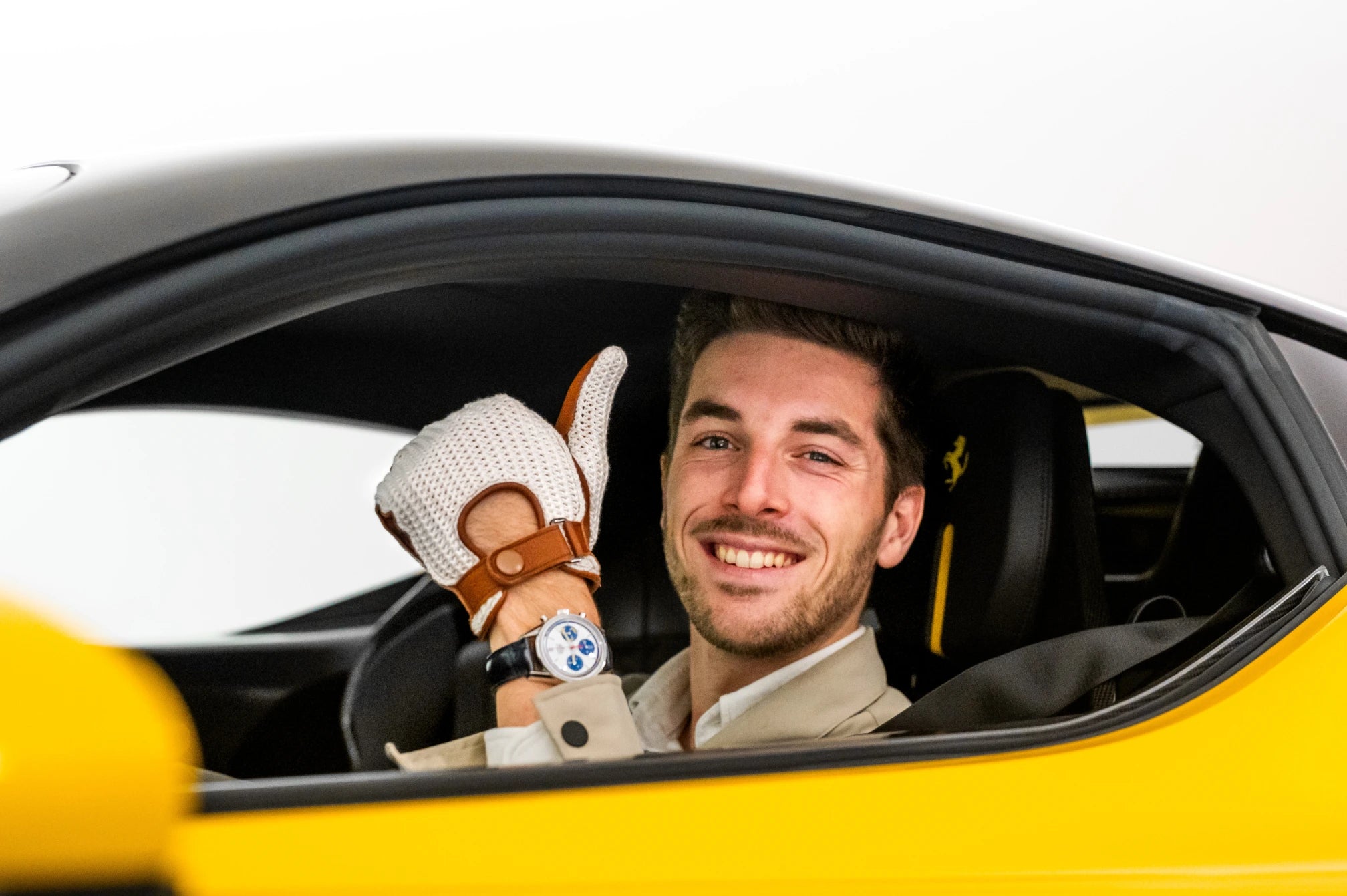 Ferrari jaune avec The Gloved Driver portant des gants de conduite Roadster en cuir et crochet - La Main De l'Homme
