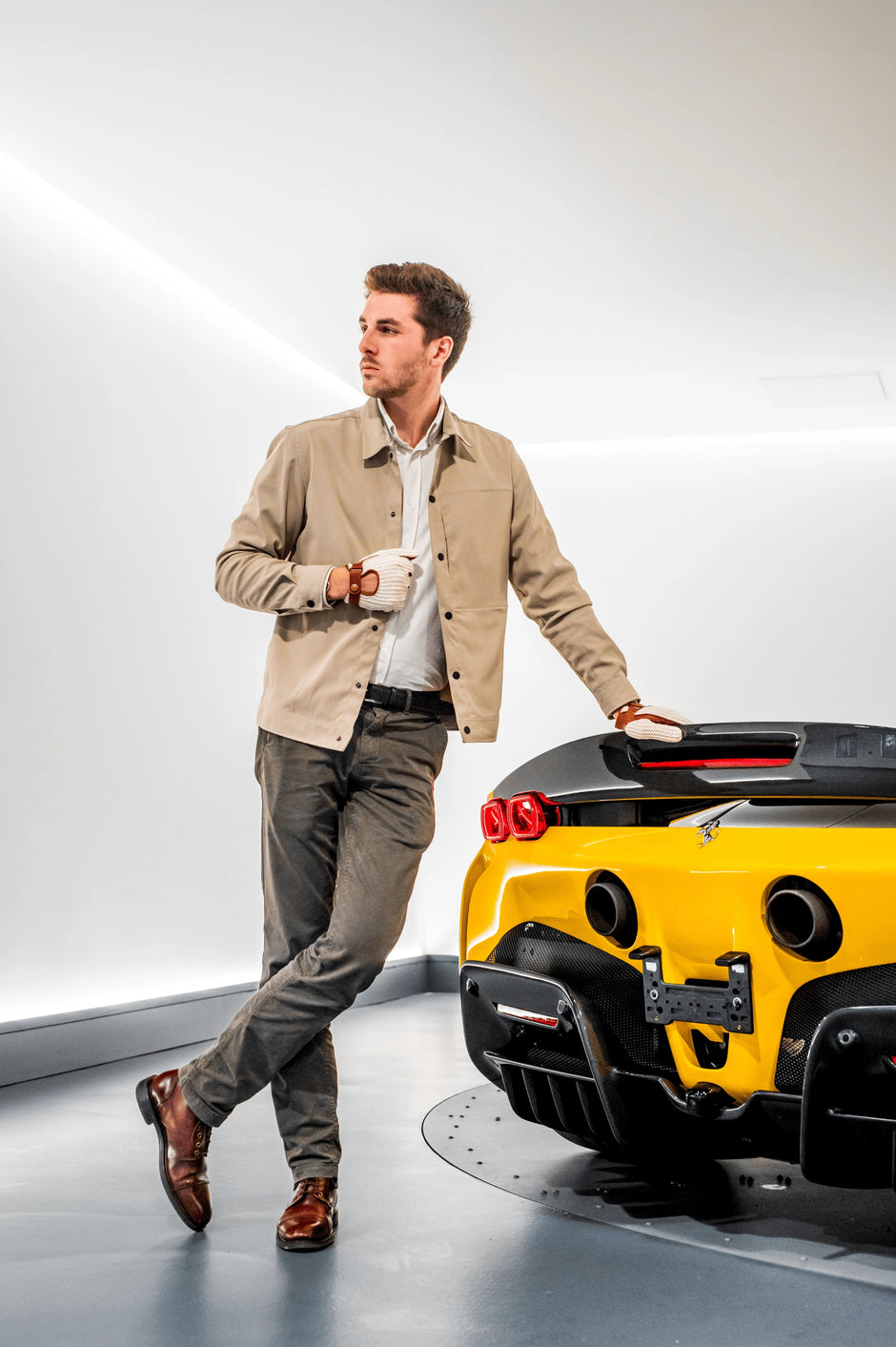 Ferrari face arrière avec the gloved driver portant les gants de conduite Roadster - La Main De l'Homme