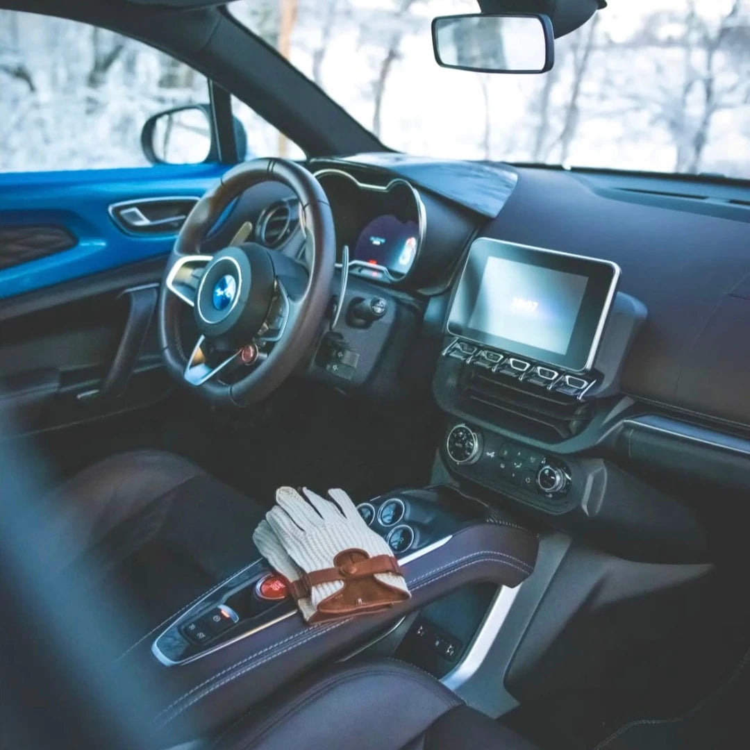 gants Roadster dans une BMW sport bleu avis clients La Main De l'Homme