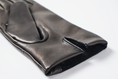 Charger l'image dans la visionneuse de la galerie, Gants Prestigieux noir bi-texture en cuir d'agneau et cuir d'agneau suédé doublé
