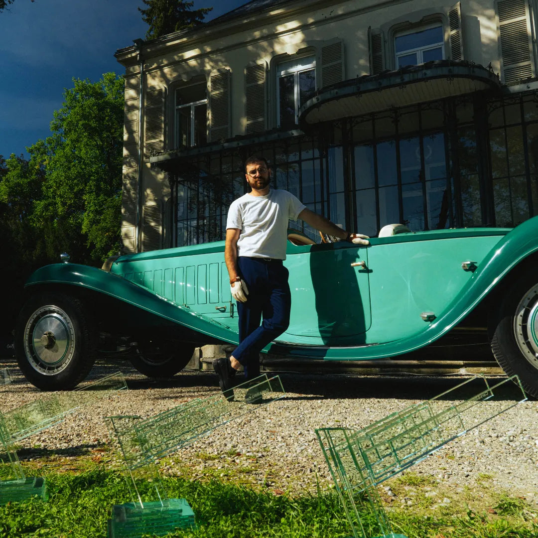 gants roadster portés à côté d'une bugatti royale par bastien seldran devant la villa des hêtres pourpres des frères schlumpf - La Main De l'Homme