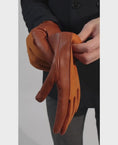 Charger et lire la vidéo dans la visionneuse de la galerie, Gants Prestigieux nature bi-texture en cuir d'agneau et cuir d'agneau suédé doublé
