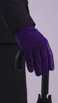 Charger et lire la vidéo dans la visionneuse de la galerie, Gants Prestigieux ultra-violet bi-texture en cuir d'agneau et cuir d'agneau suédé doublé
